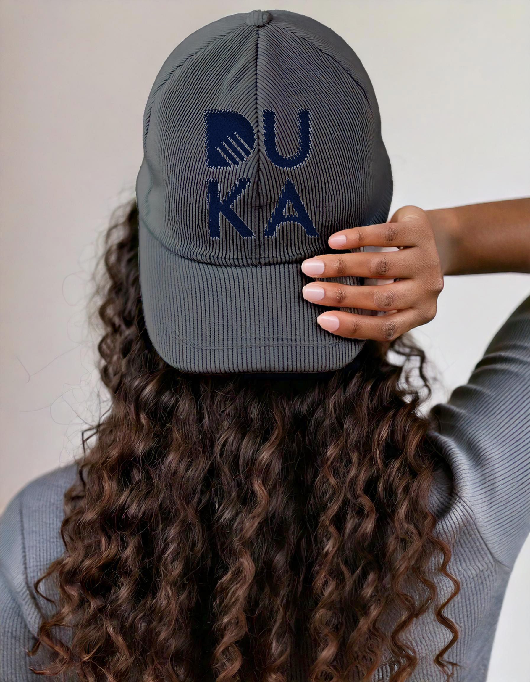 mockup boné modelo feminino